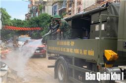 Lực lượng quân đội phun khử khuẩn tại Thái Nguyên